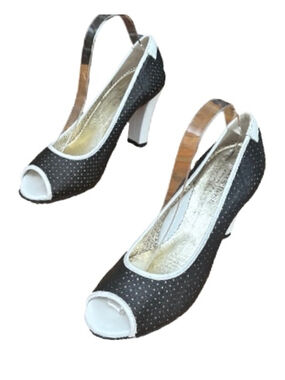 Taryn Rose blk & wht spectator pumps SZ 8.5 country club old money